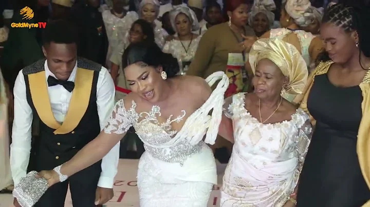 THE GRAND ENTRANCE OF FAITHIA BALOGUN AND HER LOOK ALIKE MUM AT HER BIRTHDAY GIG