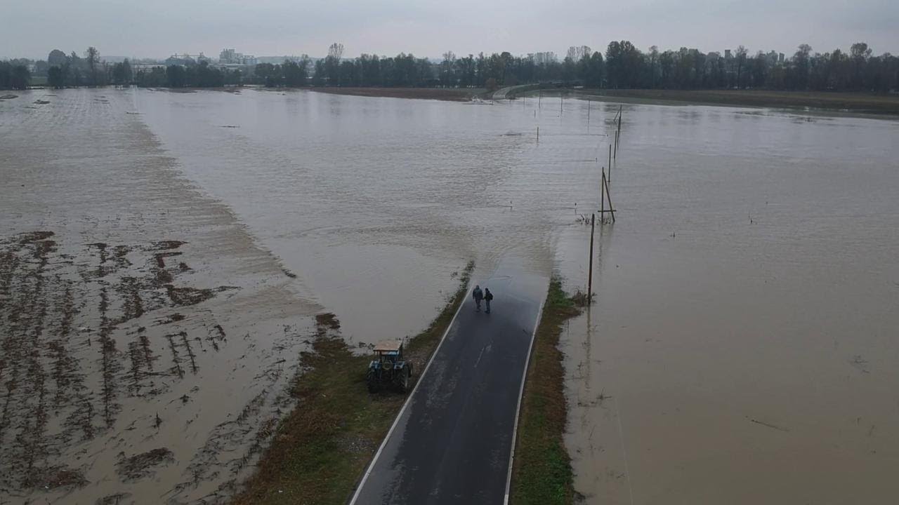 Maltempo in Piemonte, la distesa dei campi allagati vista dall'alto a Pancalieri