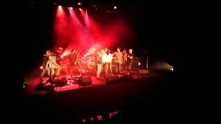 Salut Final De Never Too Young À La Grande Ourse.