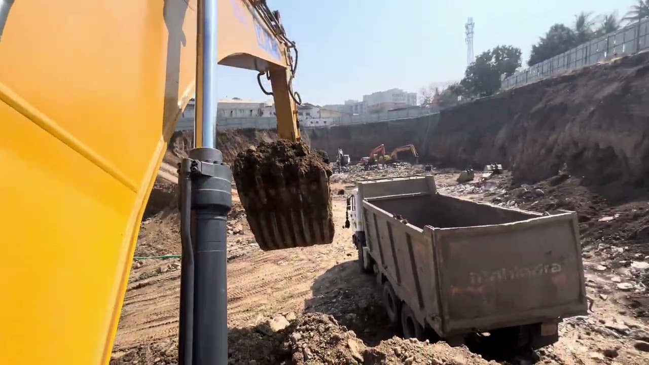 XCMG. 210 excavator machine, helper, working time.￼🥰
