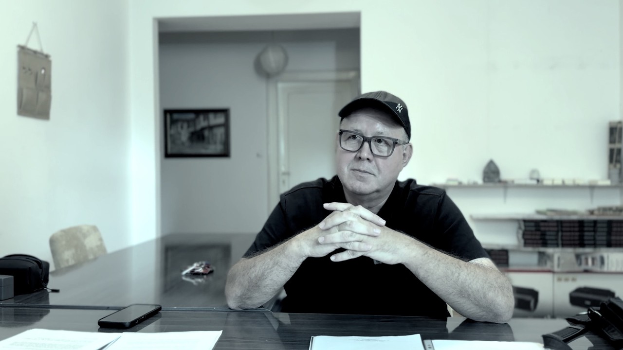Skupo bolovanje državnog službenika Vinka Jakića

Vinko Jakić, bivši direktor Federalne agencije za upravljanje oduzetom imovinom, više od tri godine je na bolovanju i za to vrijeme prima platu pomoćnika direktora iako nije postavljen na to radno mjesto. Tokom bolovanja je radio privatno bez potrebne dozvole.

Zbog dugotrajnog nedolaska na posao većina građana Bosne i Hercegovine (BiH) bi snosila ozbiljne posljedice. U Jakićevom slučaju nedolazak na posao rezultirao je nesmetanim isplatama plate iz budžeta i molbama poslodavca da dođe raditi.

Vlada Federacije BiH (FBiH) u augustu 2023. godine ga je smijenila sa mjesta direktora zbog jednog neusvojenog i nekoliko nedostavljenih izvještaja o radu. Za novog direktora Agencije imenovan je Bašić, a Jakić je odmah nakon smjene otvorio bolovanje koje traje i danas.

Prilikom smjene Vlada je odlučila da će Jakić ostati rukovodeći državni službenik i da će dobiti odgovarajuće radno mjesto u ovoj instituciji. Međutim, Agencija ga nije uspjela postaviti na poziciju jer za jedino slobodno radno mjesto ne ispunjava uslove.

Ipak, tokom bolovanja Jakić prima platu pomoćnika direktora Federalne agencije za upravljanje oduzetom imovinom.

Iz budžeta Federacije BiH mu je od augusta 2023. do augusta 2026. isplaćeno više od 88.000 maraka.

On će nastaviti primati platu sve do okončanja sudskog postupka koji je zbog smjene pokrenuo protiv Vlade FBiH.

Tokom bolovanja Jakić je radio privatno kao profesor na Internacionalnom univerzitetu u Travniku iako za to nije tražio ni imao potrebnu saglasnost direktora Bašića.

Čitajte više na našem sajtu: 
https://cin.ba/skupo-bolovanje-drzavnog-sluzbenika-vinka-jakica/