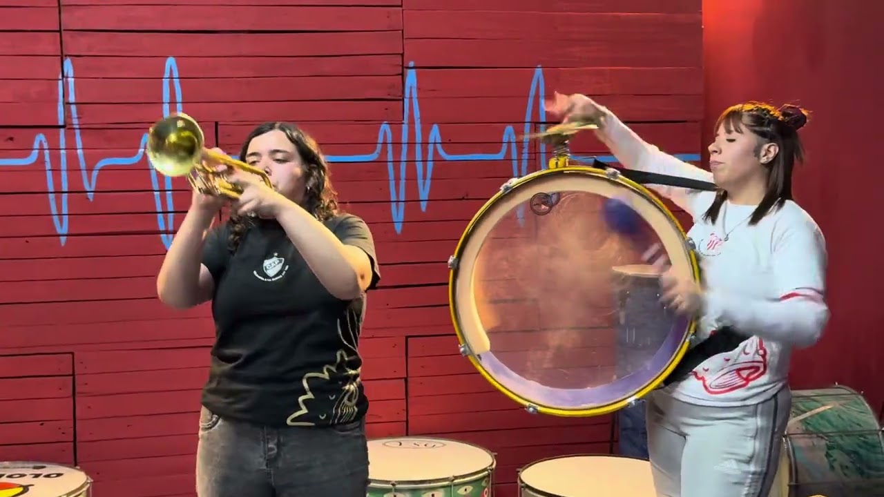 Mira como Mueve! #sieteoctavos #hinchadas Recibimos en el Templo del Ritmo a  @labandadelaspibas1