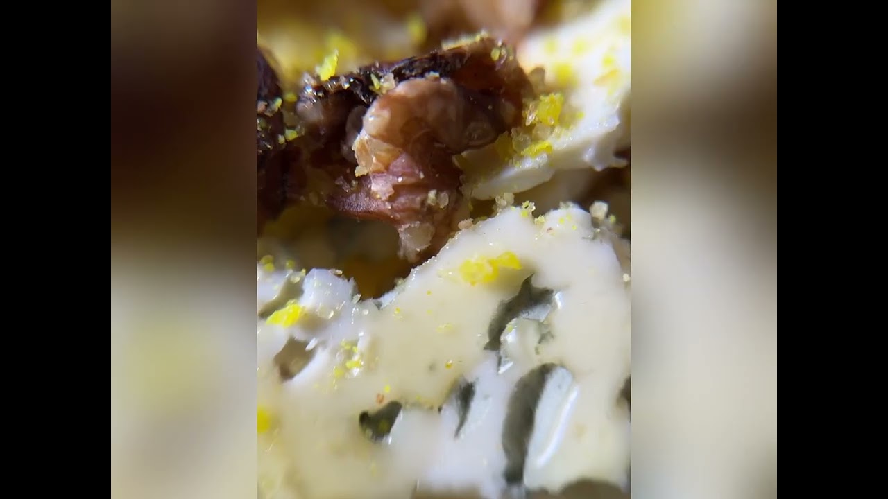 Запечена груша з блакитною пліснявою та маслом Гхі