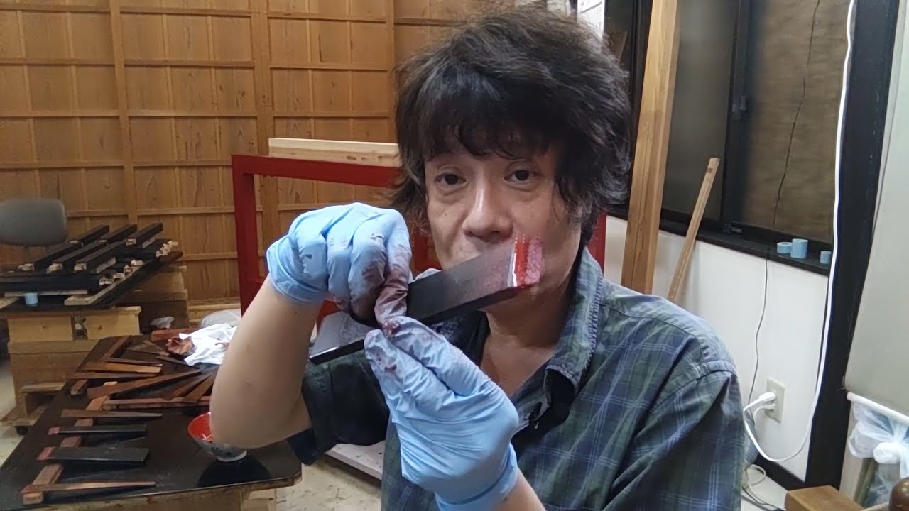 漆は人の毛で塗る。朱漆 中塗り「水屋箪笥の製作」 - YouTube