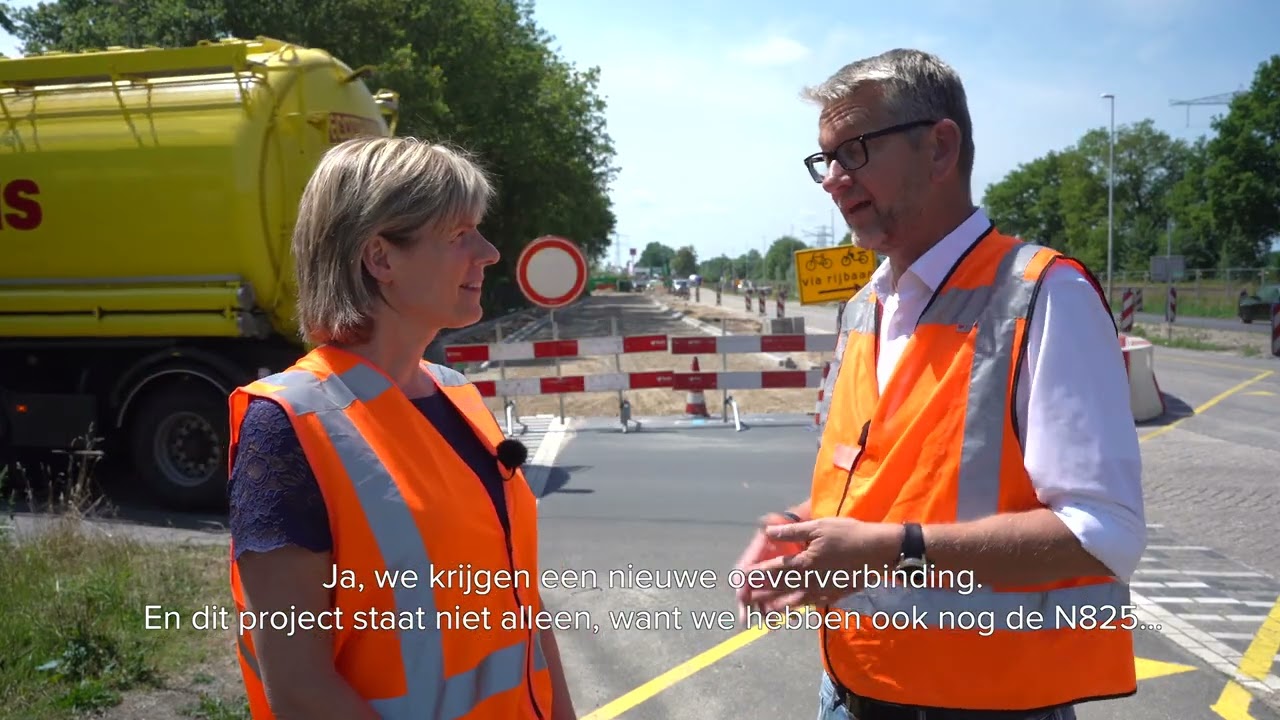 Rondweg Lochem - gedeputeerde en wethouder nemen kijkje