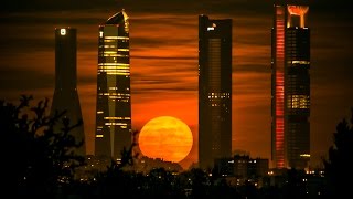 Timelapse de la luna llena de Navidad en las Cuatro Torres de Madrid