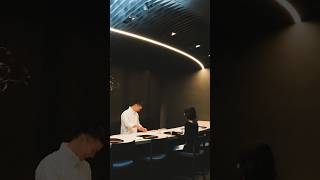 BMWブランド・ストア『FREUDE by BMW』（東京・麻布台ヒルズ）内にある「無題」を捉えたショート動画シリーズ第3弾『余白』。
