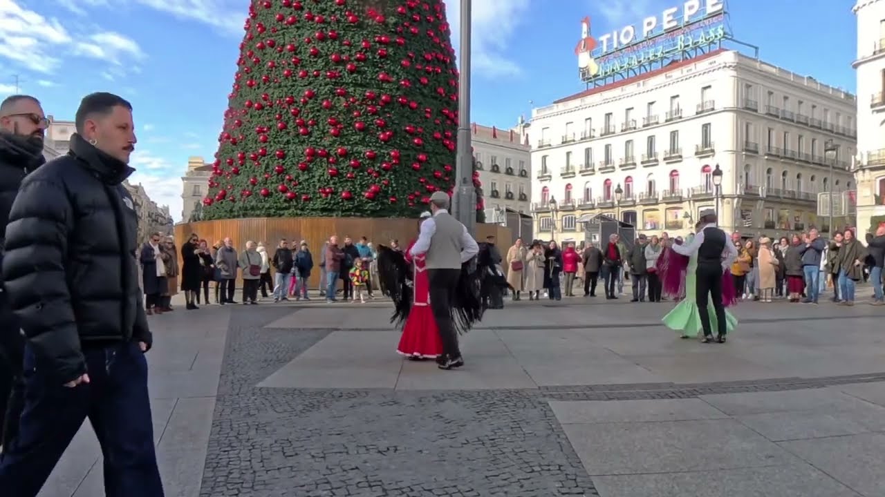 Un domingo muy de Madrid: chotis en plena Puerta del Sol.