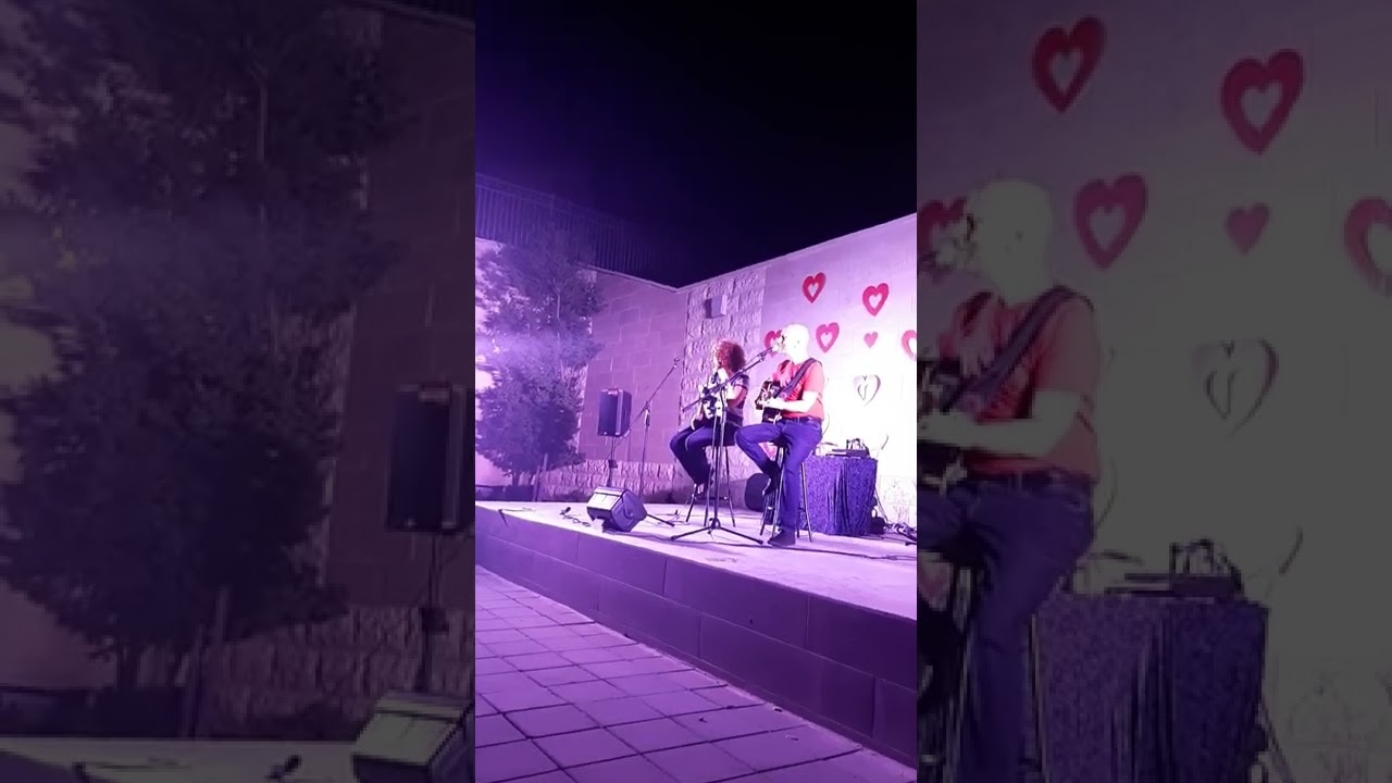 שירה בציבור עם לארי ומינדי