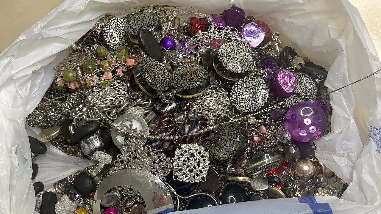 Joyería de segunda mano y chismecito. #goodwill #joyeriausada