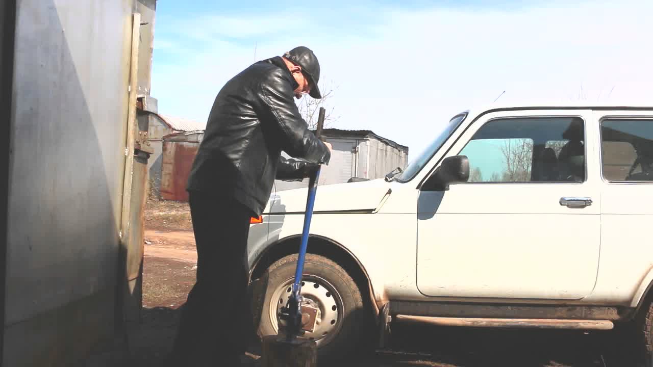 Пятно под колесом авто Пятно под колесом авто