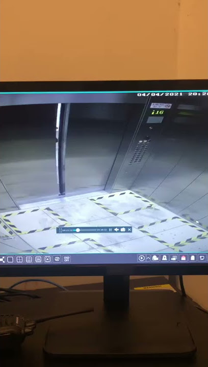 orang sangkut dalam lift akibat kesalahan diri sendiri / 3 person couple lift mantrap