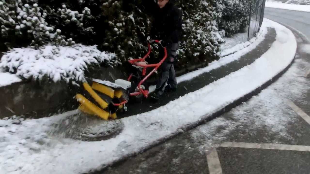 Ein Besen Im Schnee. Schneeräumung Im Winter. Ein Besen Fegt Den