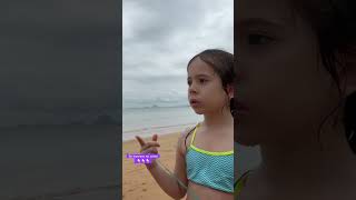 Curtindo Uma Praia Com O Dia Nublado