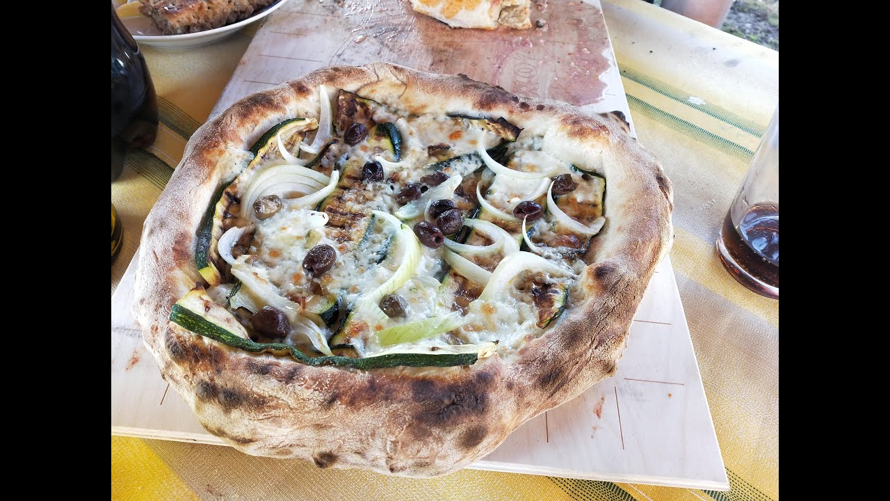 Pizza napoletana cotta nel forno a legna (70% idratazione) - YouTube