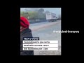 Um vídeo que viralizou na internet mostra um caminhão arrastando um carro no meio da Rodovia Anhanguera. O caso ocorreu na manhã de sábado (3).