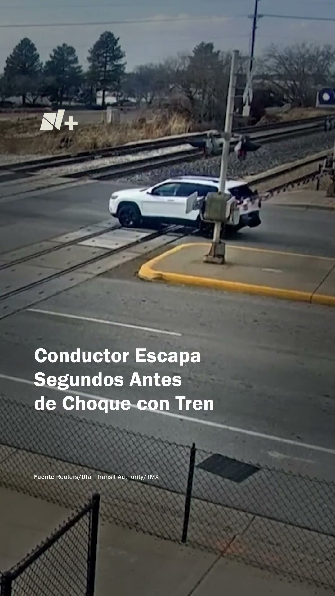Conductor escapa segundos antes de choque con tren - N+ #Shorts