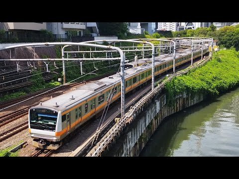 [惜しく並走ならず・非常警笛あり！]E233系 T14編成 快速東京行が非常警笛を鳴らしつつ、E231系 A520編成 中央総武線各駅停車津田沼行がほぼ同時に明大通り橋を通過するシーン