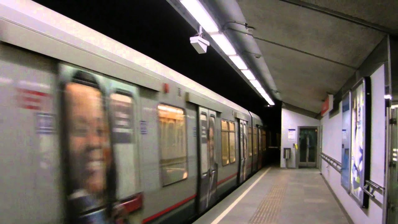 Driemaal RET metro type SG2 op metrostation Gerdesiaweg