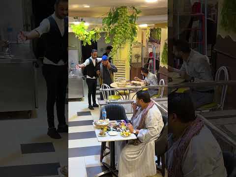 رجل عجوز يفاجئ العملاء صدمة للمسؤولين