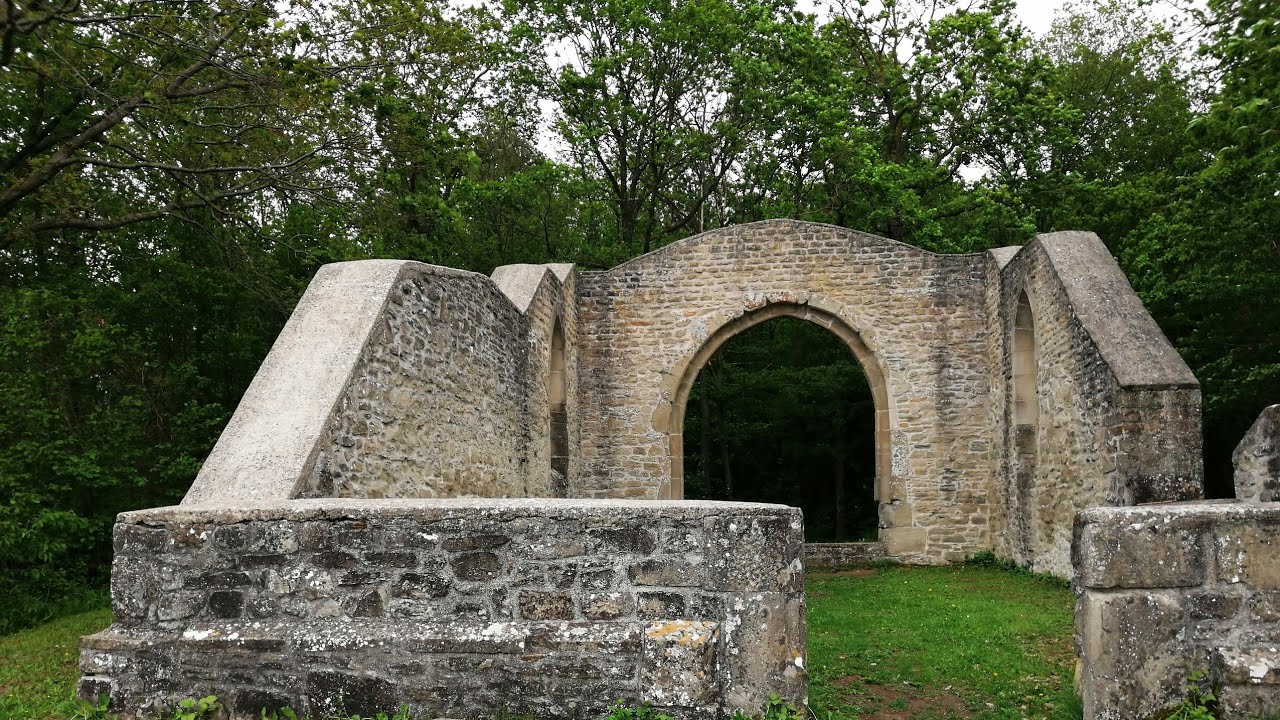 Kirchenruine Kunigundenkapelle bei Bullenheim auf den Bullenheimer Berg im Wald in Mittelfranken