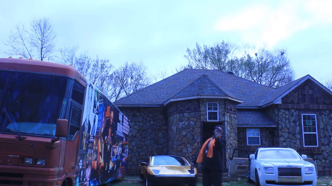 RKEELY ACCUSER SHOWS HOUSE SHES IN SAYS BABY SAVAGE IS HOLD HER FOR RKELLY 3