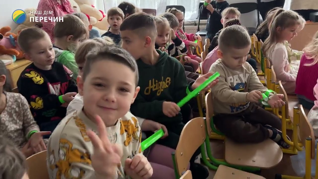 «Світлячки безпеки»: у Перечинській громаді дітям передали флікери для безпеки на дорозі