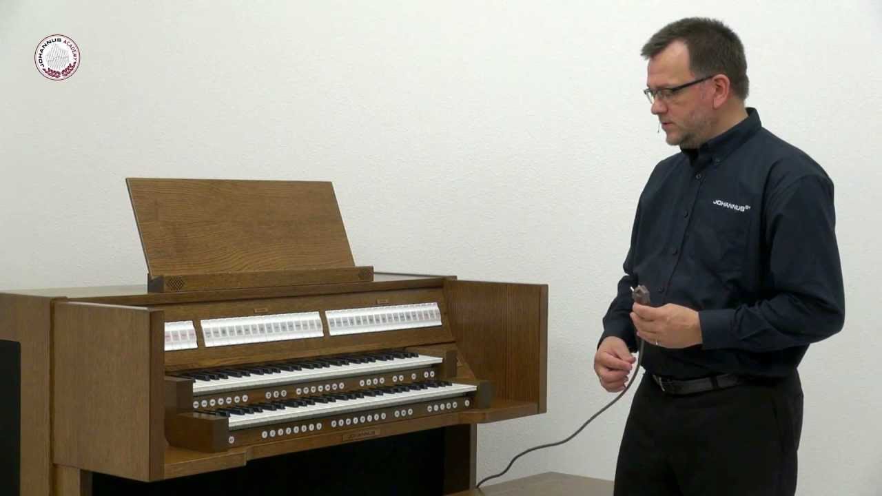 Het plaatsen en aansluiten van een Johannus huiskamer orgel.