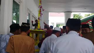 Puluhan Warga Pangkep Berebut Telur Maulid di Rujab Bupati