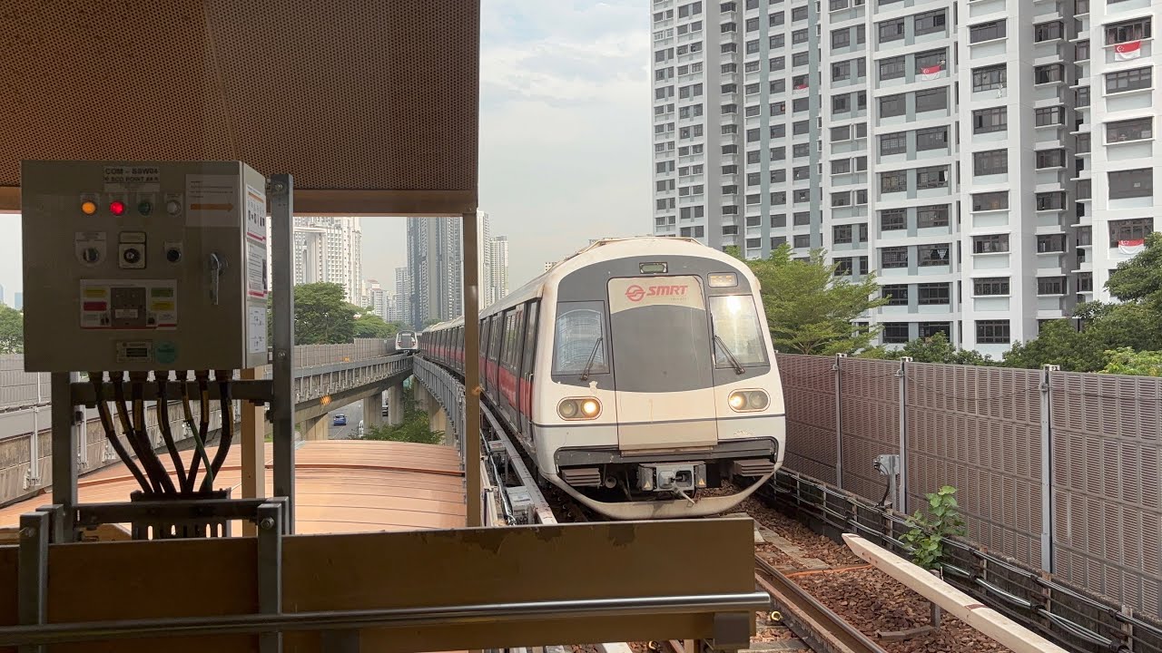 SMRT Trains EWL Kawasaki & CSR Sifang C151A [521/522] arriving ...