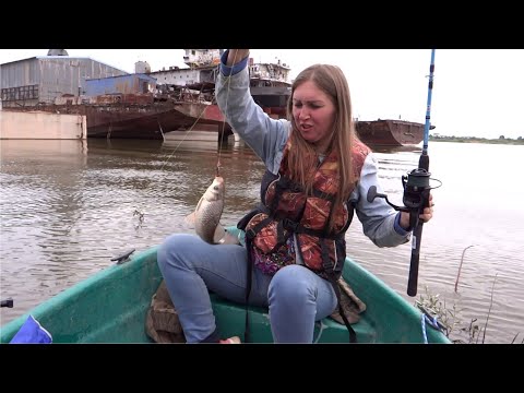 Видео: ОТДЫХ И РЫБАЛКА С КРАСАВИЦЕЙ ЖЕНОЙ - Ловля рыбы на ФИДЕРА