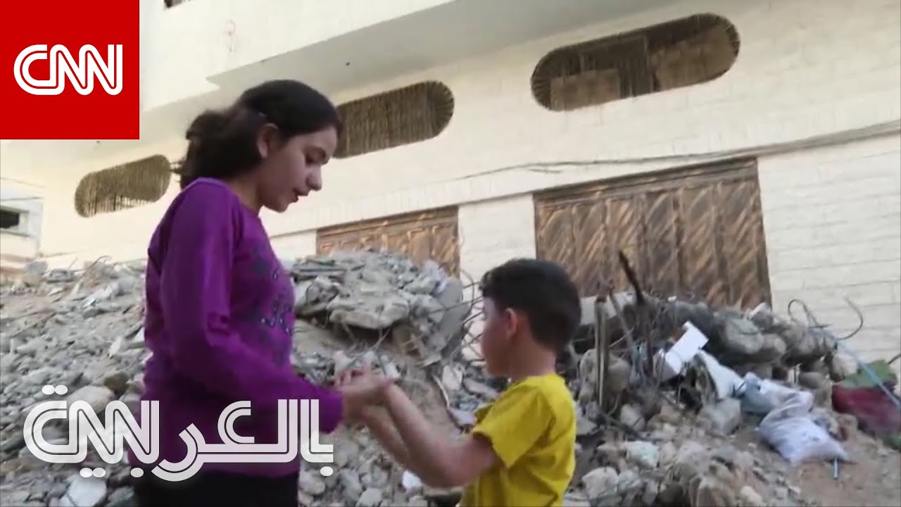 خضّت العالم بدموعها.. هكذا تحمي الطفلة الفلسطينية نادين شقيقها من رعب الغارات