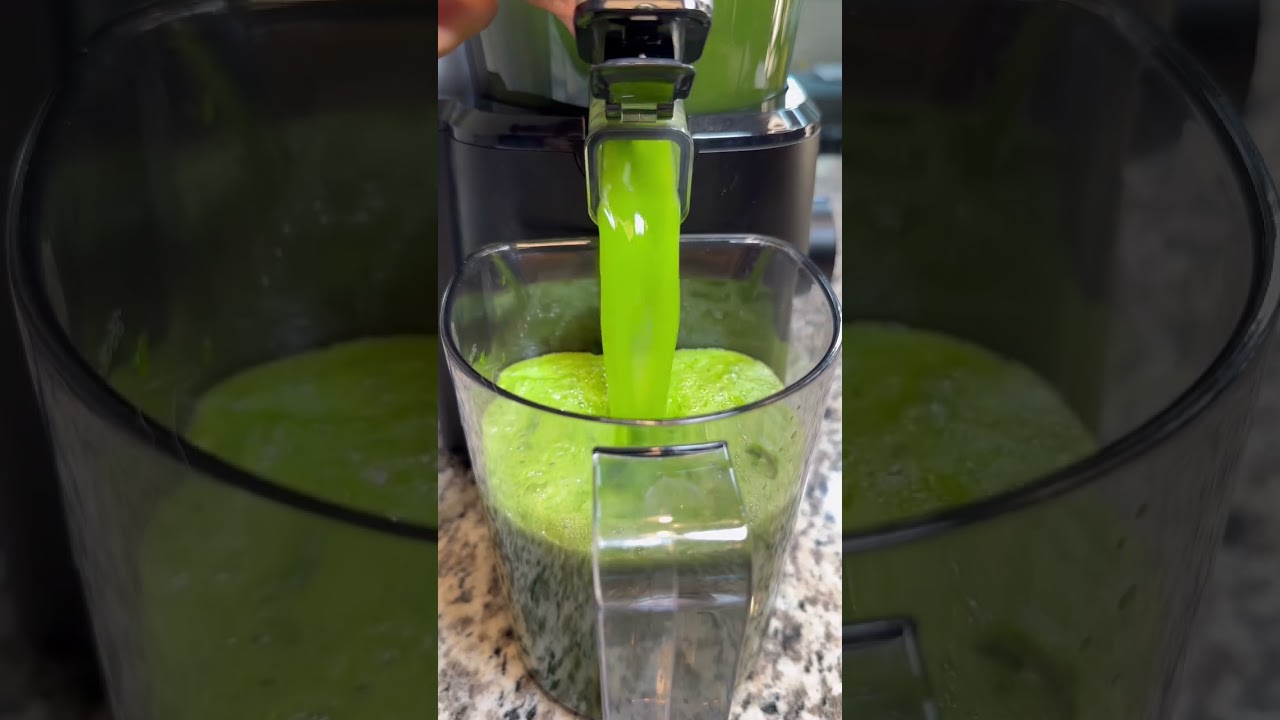 Easy Detox Green Juice recipe for beginners. 🌱 