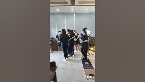 Lan truyền clip nghi con gái Phi Nhung khóc nấc trong tang lễ của mẹ