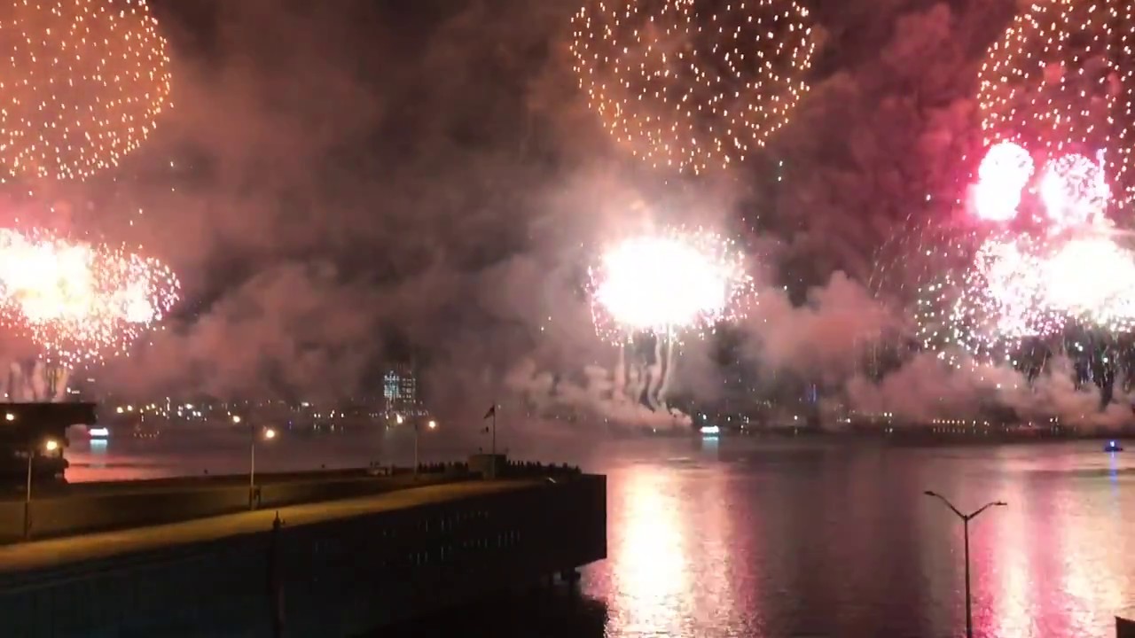 4th of July Fireworks at East River Manhattan, New York - YouTube