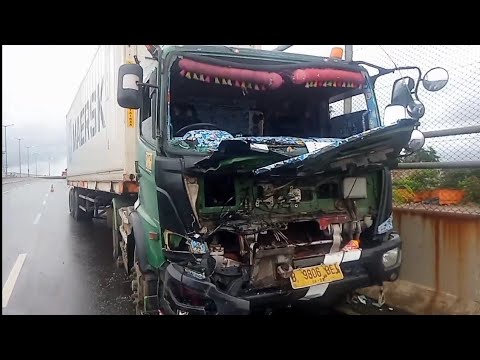 AKIBAT REM BLONG, KONTAINER HANTAM MOBIL DI DEPANNYA.PELABUHAN NPCT ONE KALIBARU