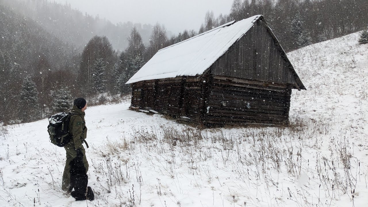 Ночевка во время снежной бури в доме вдали от цивилизации. Укрытие для выживания в дикой природе.