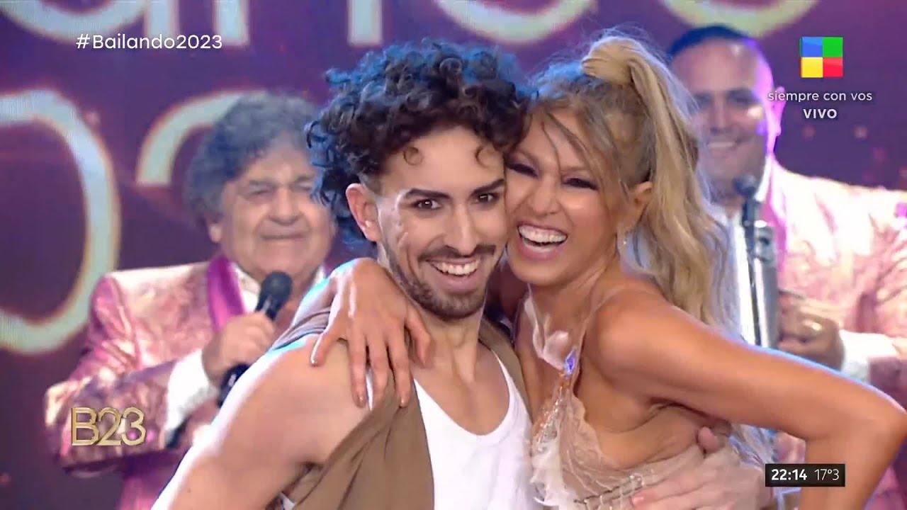 💃Coki Ramírez la rompió bailando cumbia con Los Palmeras en vivo