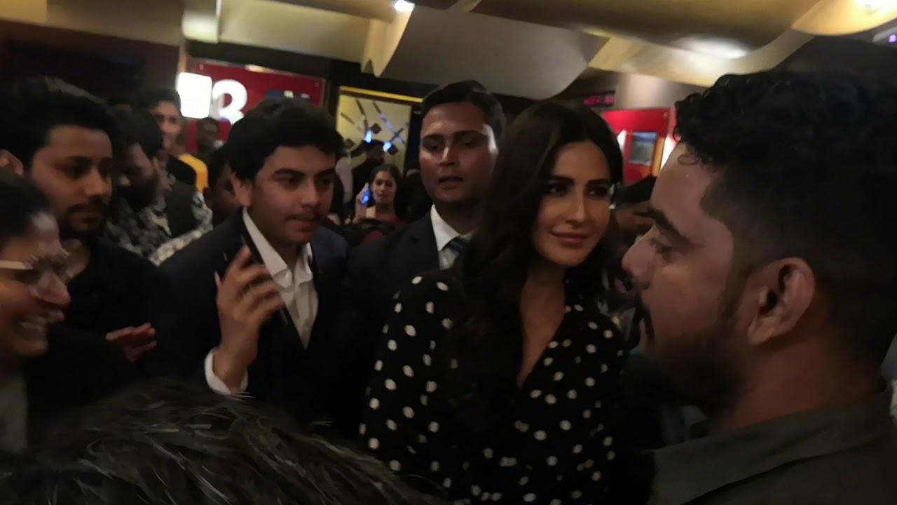 Katrina kaif mobbed by Crzy Fans for Selfie | Katrina Kaif |