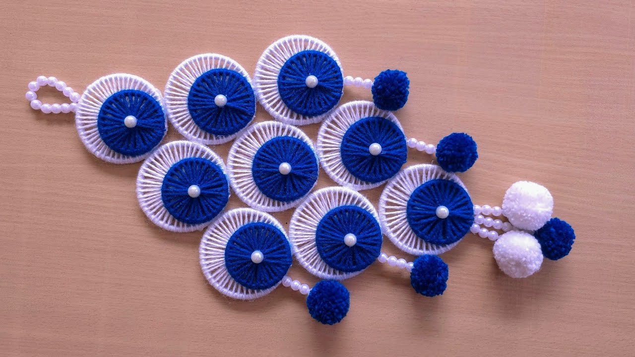 Я использовала шерсть и старые браслеты, чтобы сделать это простое и красивое шерстяное настенное...