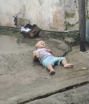 VIRALLL!!! Seorang bocah tidur saat hujan.