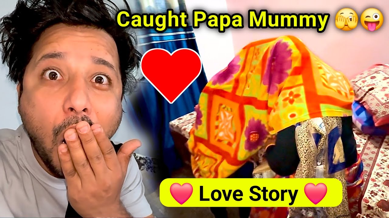 Papa Mummy Ko chupke se Pakad Liya 😳 itna Pyar 💖
