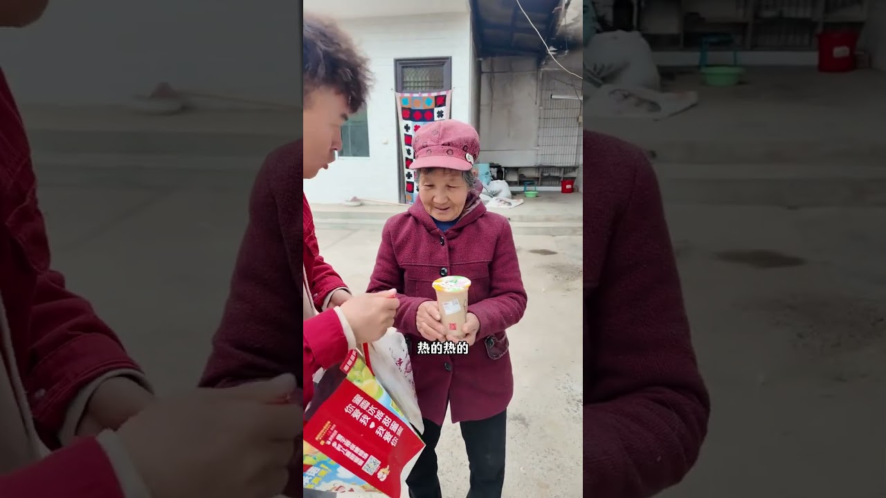 I took a family photo for a strange grandma. This grandma is a microcosm of countless moth