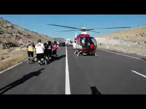 Konya'da hava ambulansı kazada ağır yaralanan çocuk için kara yoluna indi