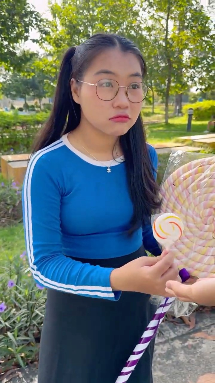 LNF - Kẹo mút nhỏ, lớn và tình bạn || Small candy, big candy and friendship #shorts
