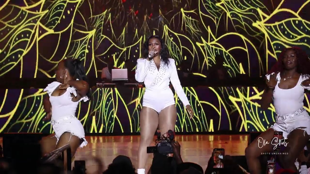 Синди зажгла карнавал в Абавандимве своим энергичным выступлением.