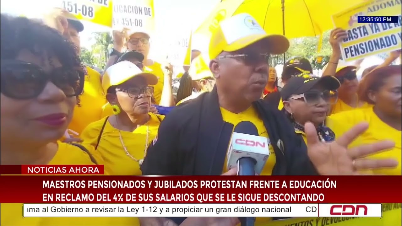 Maestros pensionados y jubilados protestan frente a Educación en reclamo del 4% de sus salarios