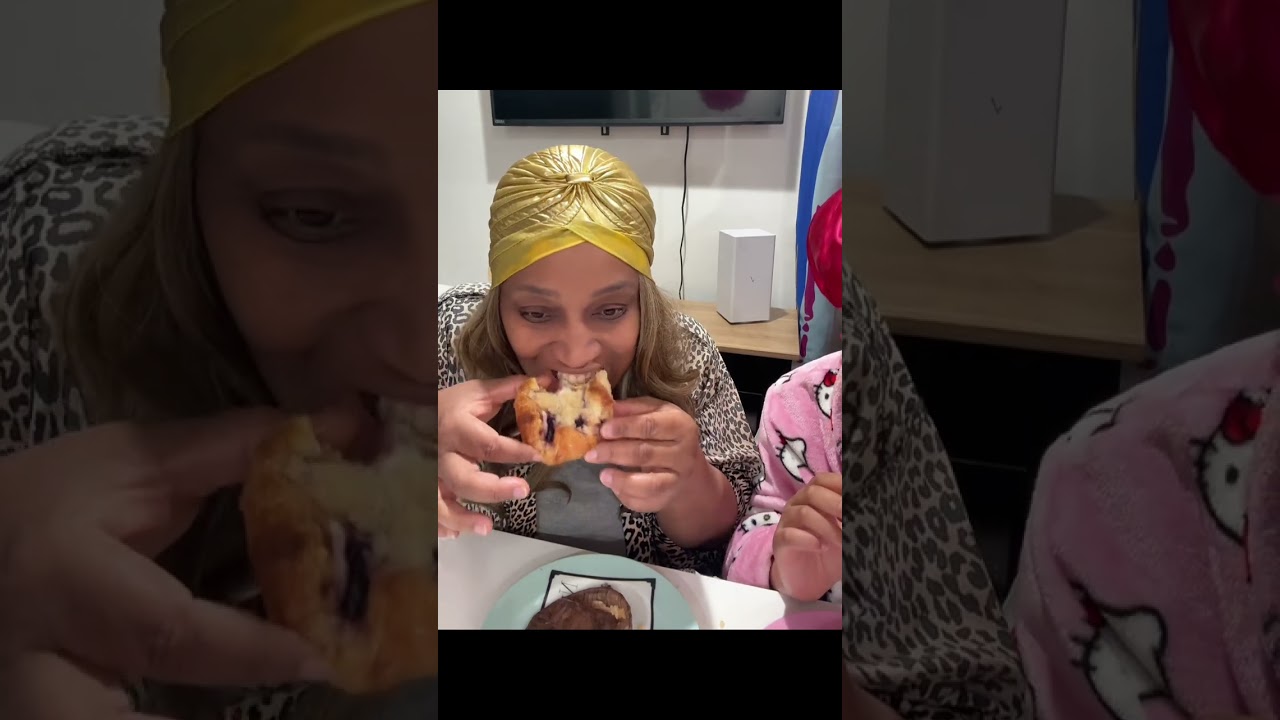 👀Trying the Costco Caramelized🫐🥐