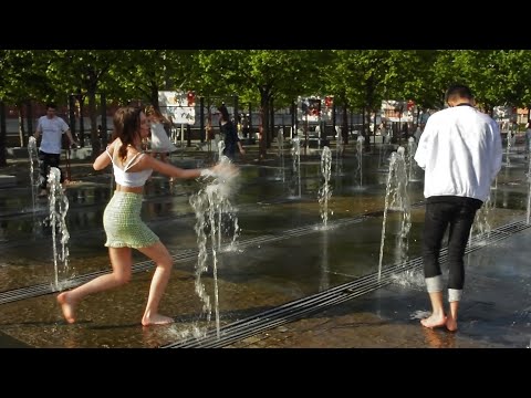 Girls, boys and funny squirters! / Девушки, парни, фонтан и веселые брызгалки!