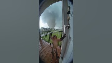 MOST INSANE Ring Doorbell Footage EVER? Monkey vs. Tornado!史上最疯狂的Ring门铃录像？猴子大战龙卷风！
